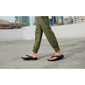 Oofos WOMEN'S OOLALA SANDAL - BLACK SIZE 7/EURO 38